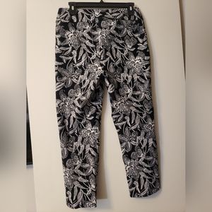 Women's sz 10 Joseph Ribkoff Floral Print Capris, black and white